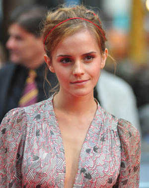 emma-watson-updo-headband-hairstyle-09-680x10241
