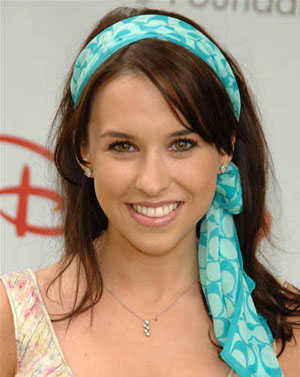 lacey-chabert-straight-hairstyle-with-head-scarf