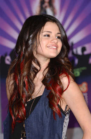 selena-gomez-mechas rojas