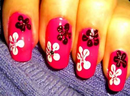 unas-fucsias-con-flores