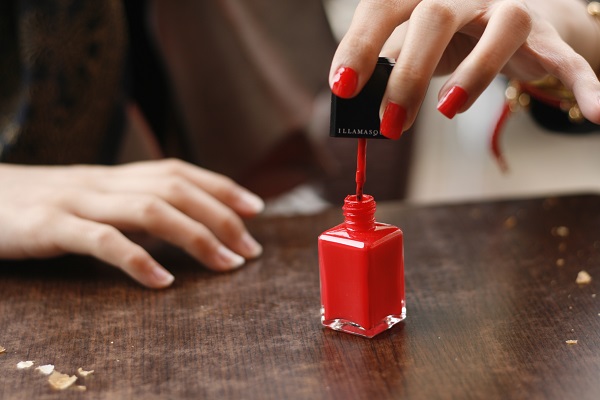 Consigue uñas perfectas en la comodidad de tu casa, con estos cinco elementos básicos para tener una manicure con acabado profesional